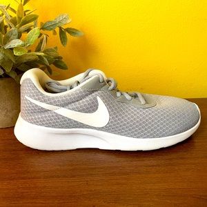 Grey nike tennis shoes